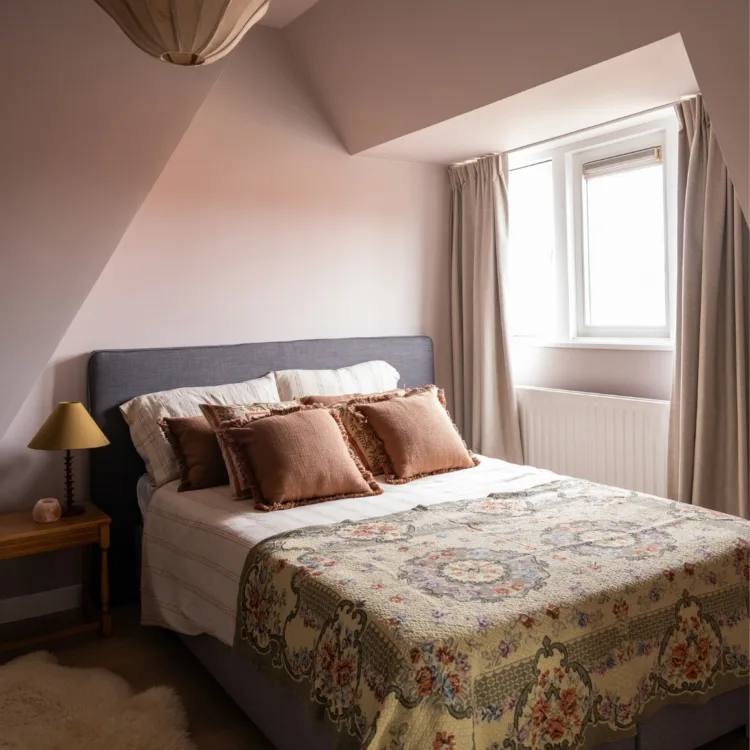 linnen gordijnen in beige tint in slaapkamer