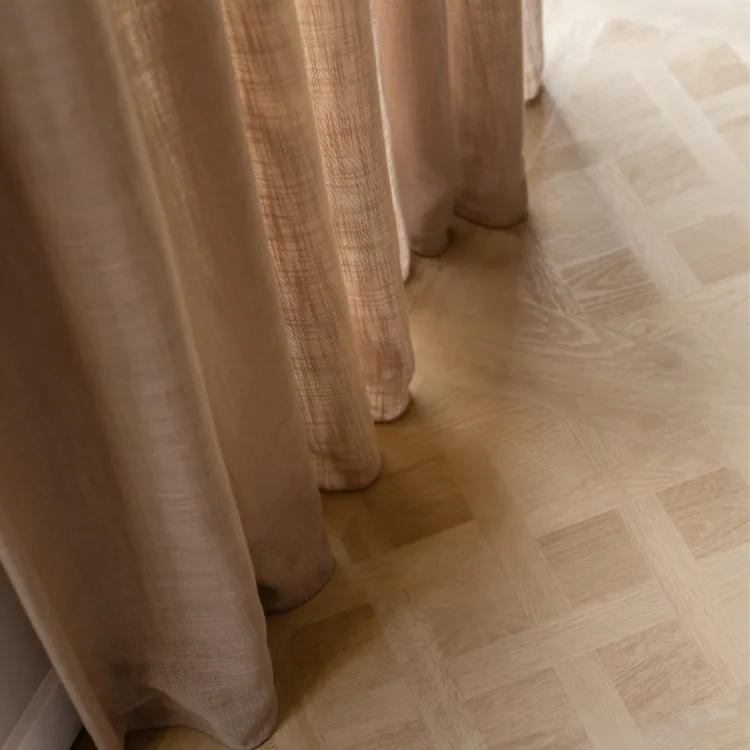 kiss the ground beige gordijnen en pvc-vloer met dessin