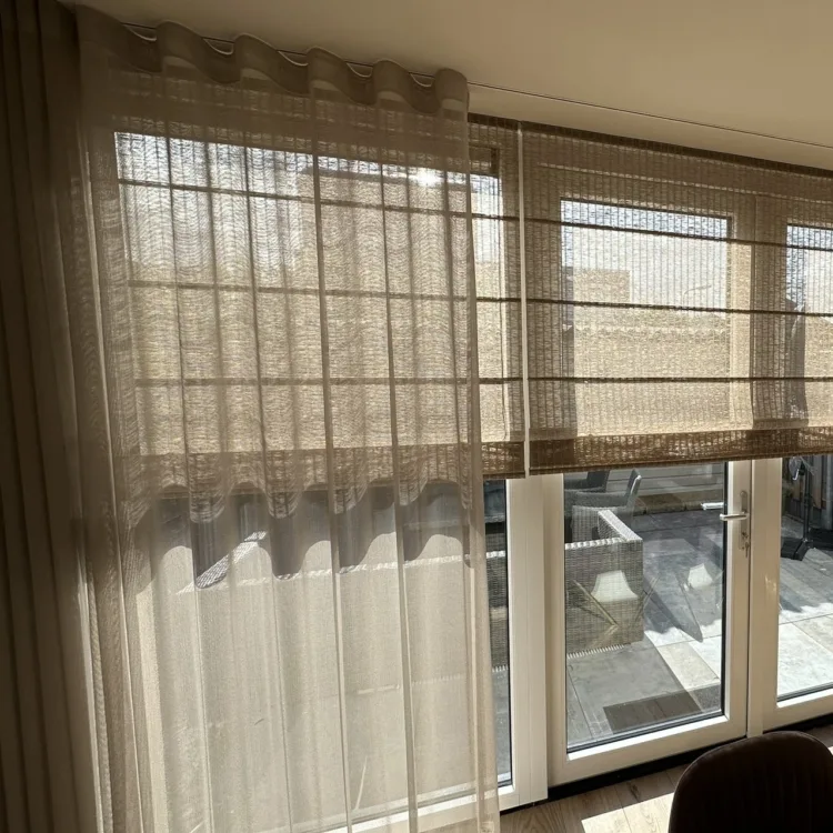 Kamerhoge gordijnen met sierlijke zilveren rails_project Wormerveer