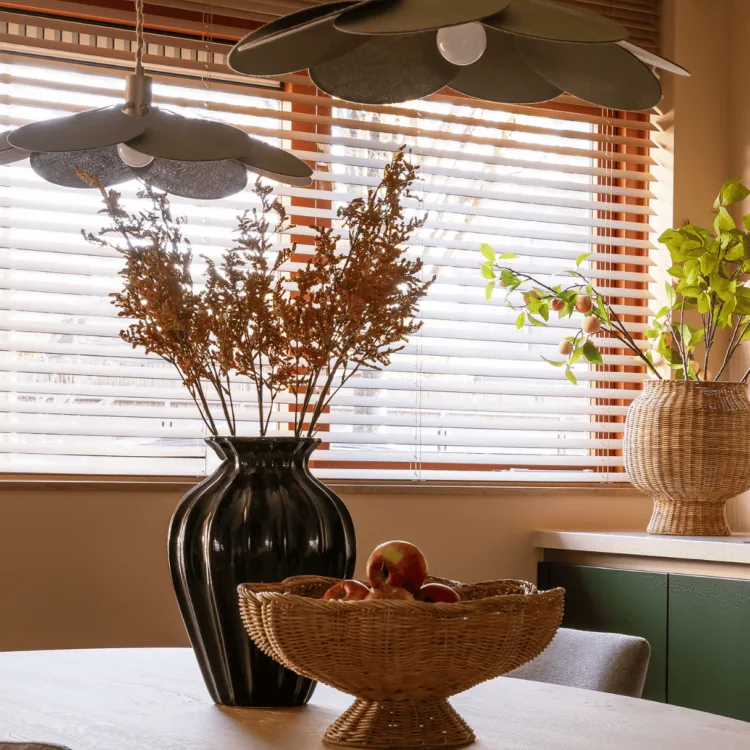 Bamboe horizontale jaloezieën in natuurlijke look keuken