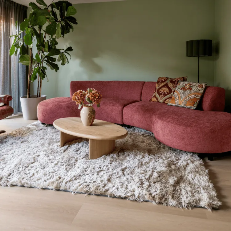 Retro chic woonkamer met groene inbetween gordijnen en hoogpolig beige vloerkleed