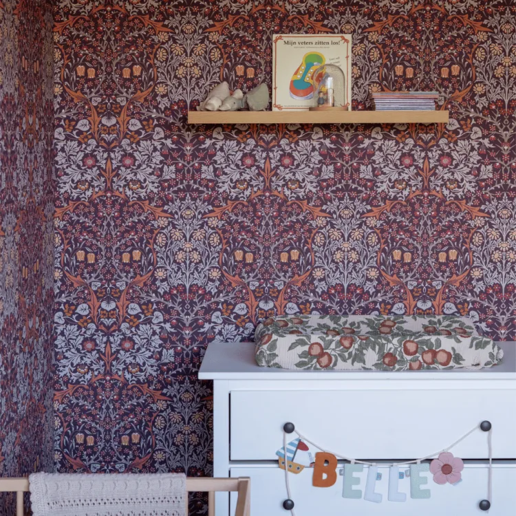 Weelderig paars behang in babykamer