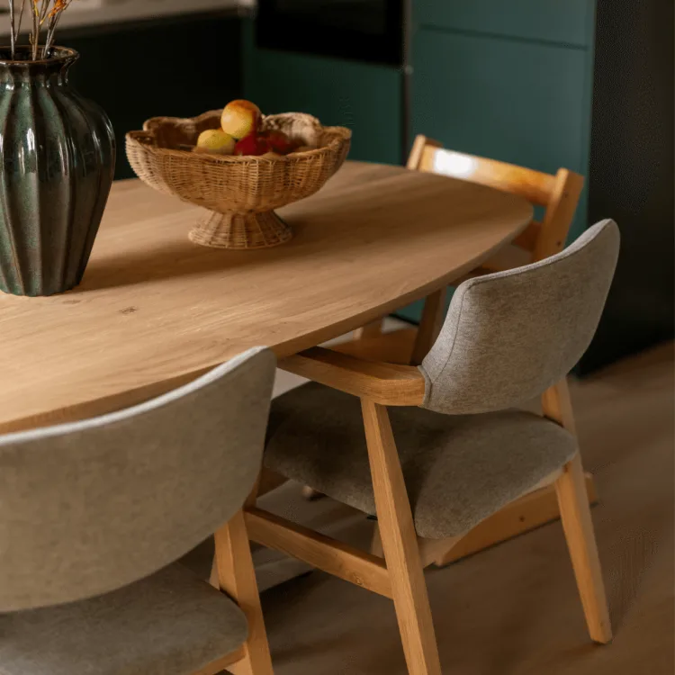 Sfeer foto van houten tafel en stoelen in natuurlijke look keuken