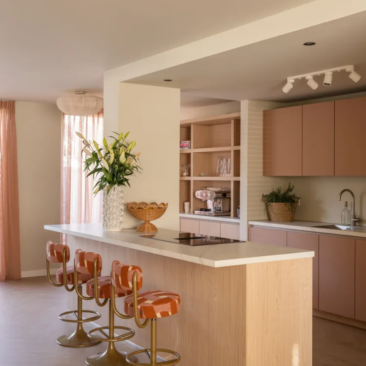 Leefkeuken met grote eettafel, speelse roze accenten en moderne inrichting uit Kopen Zonder Kijken