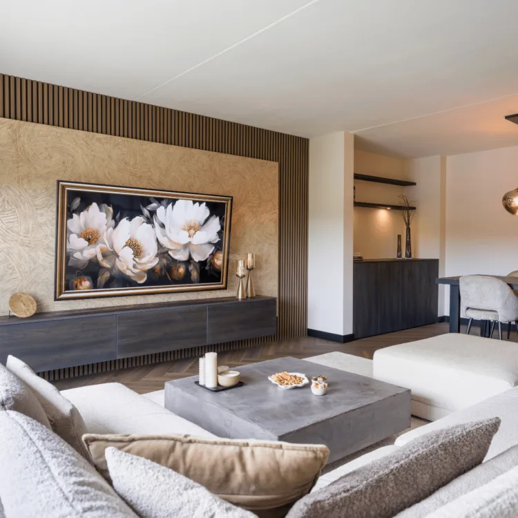 Hotel chic woonkamer met grijze hoekbank, beige behang en donker noten hout wandpanelen