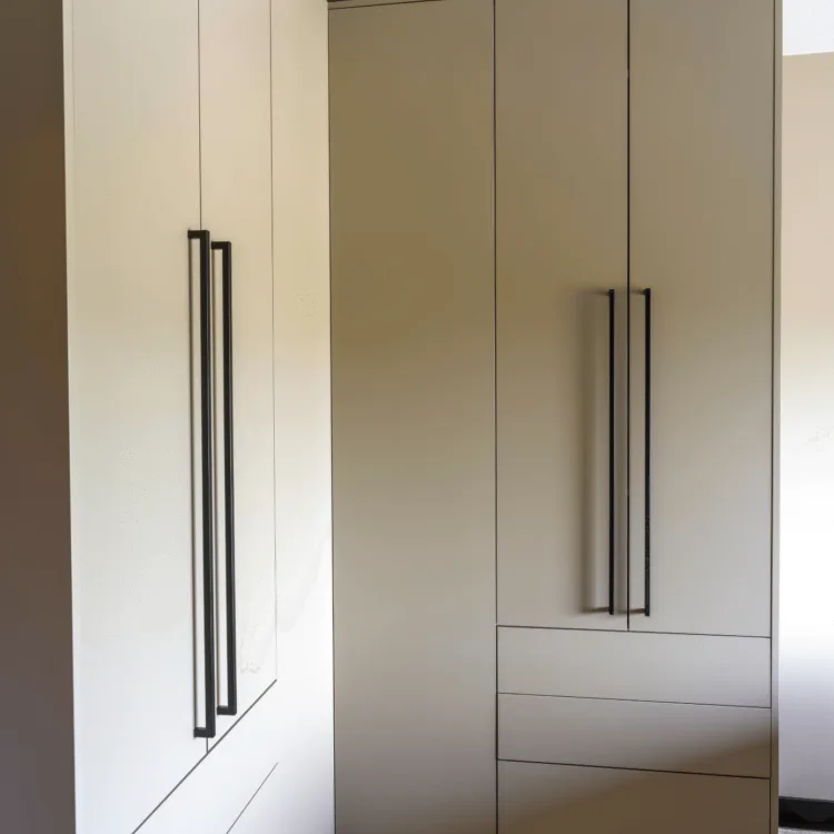 Grijze draaideurkast met zwarte greepjes