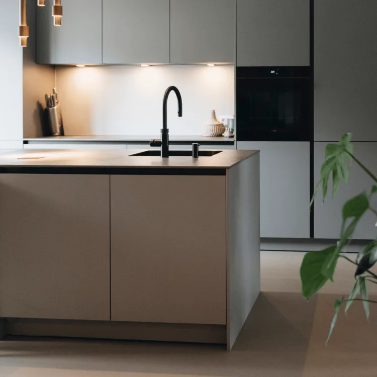 Grijze gietvloer in grijze moderne keuken