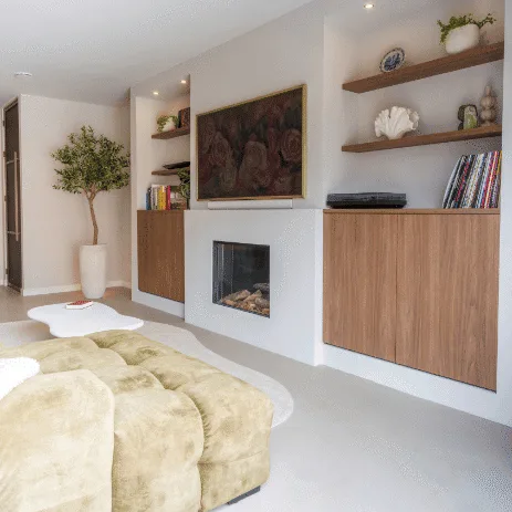 Woonkamer kast in lichte houtlook met nerven + lichtgrijze gietvloer