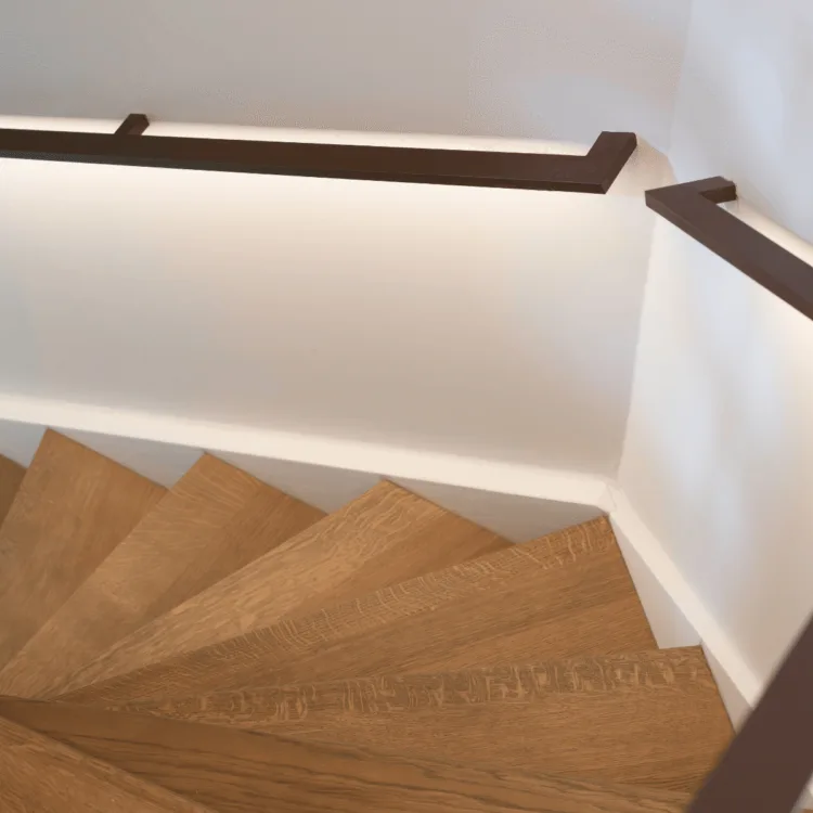 Lichte z-trap met LED-trapleuningen