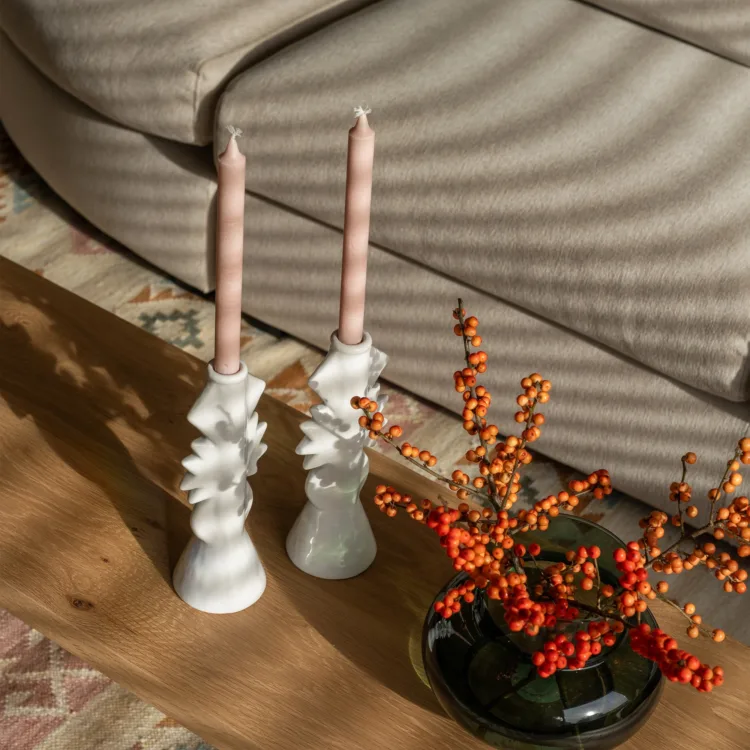 Detail van stijlvolle woonaccessoires die het interieur harmonieus en warm maken.