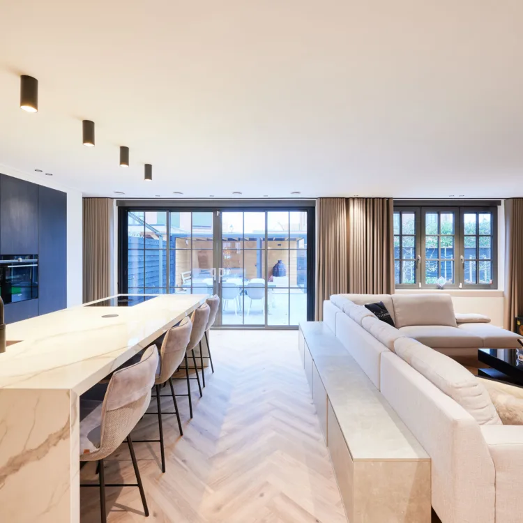 Plameco spanplafonds in de woonkamer met pvc-vloer in visgraatpatroon