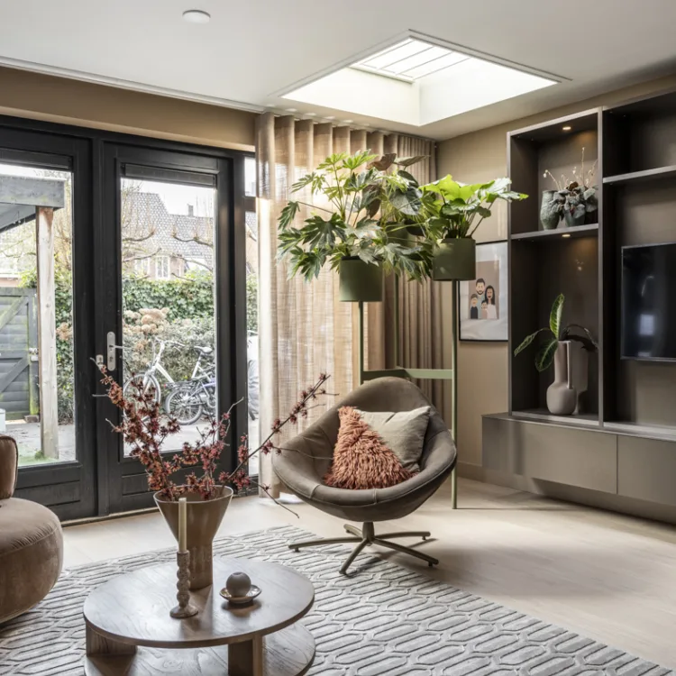 New chic woonkamer met houten vloer en wave inbetweens in bruintint en kast op maat