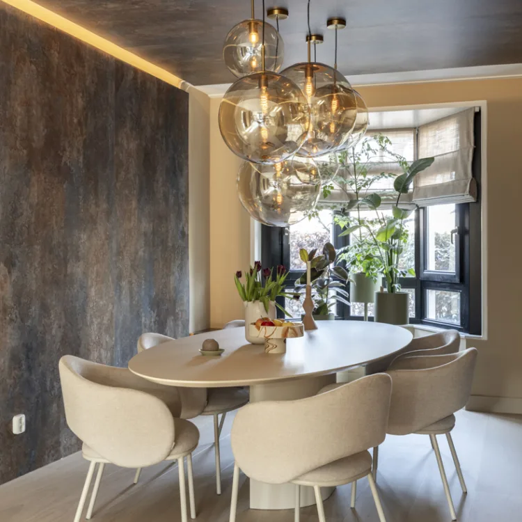 Eethoek met behang op muur en plafond en houten vloer