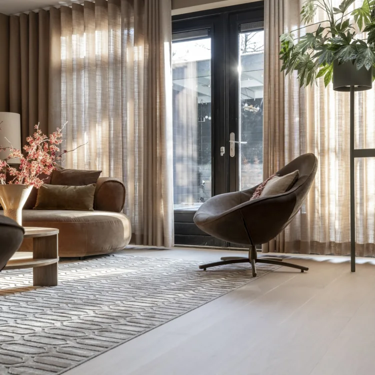 New chic woonkamer met houten vloer en wave inbetweens in bruintint