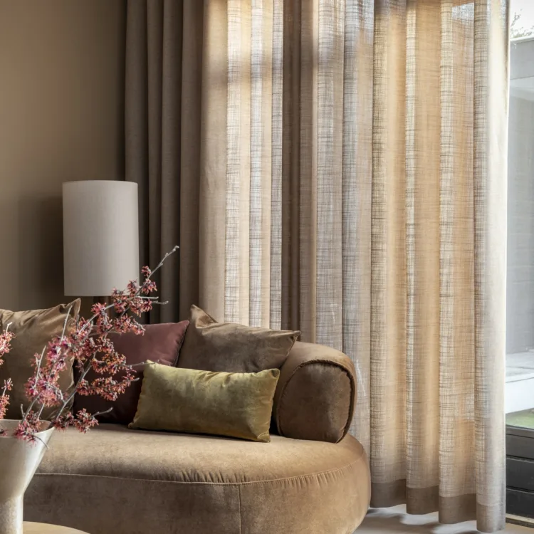 New chic woonkamer met wave inbetweens in bruintint