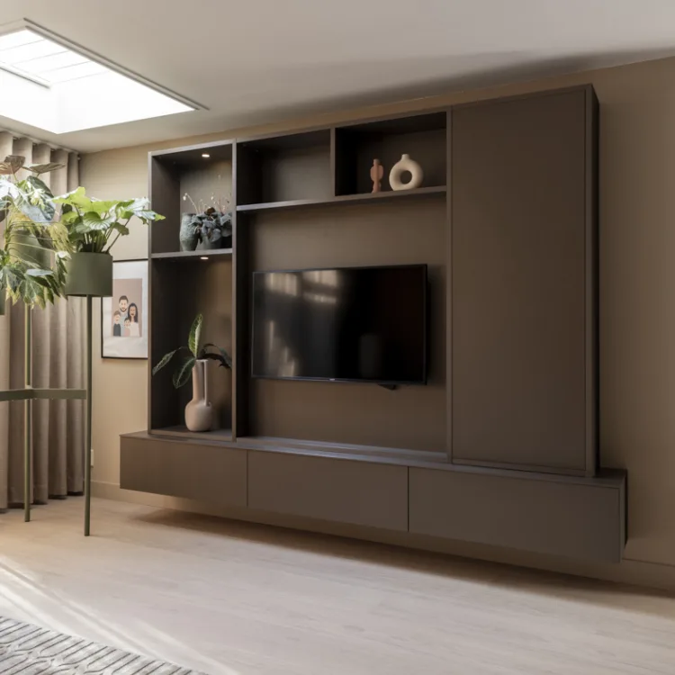 New chic woonkamer met houten vloer en kast op maat