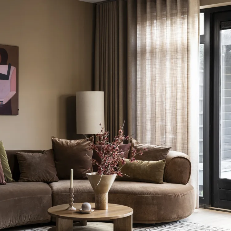 New chic woonkamer met wave inbetweens in bruintint