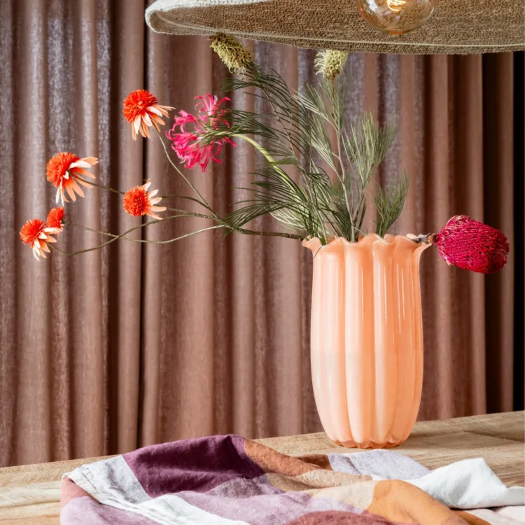 Sfeerfoto warm kleurrijk interieur met roze vaas en bruine/rode inbetweens