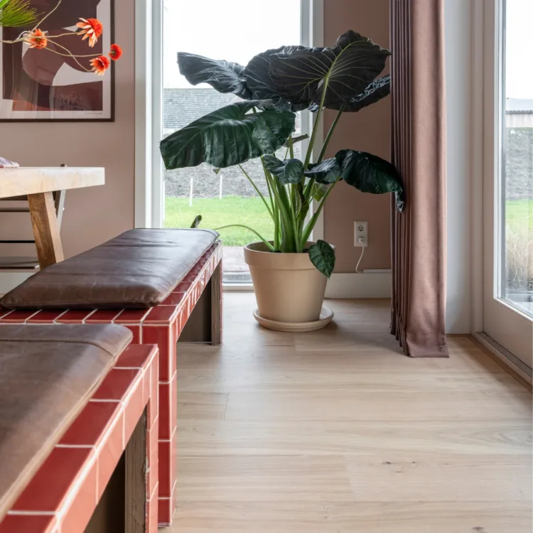 Sfeerfoto warm kleurrijk interieur met roze vaas en bruine/rode inbetweens