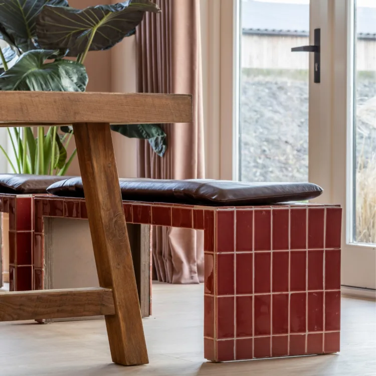 Sfeerfoto warm kleurrijk interieur met roze vaas en bruine/rode inbetweens