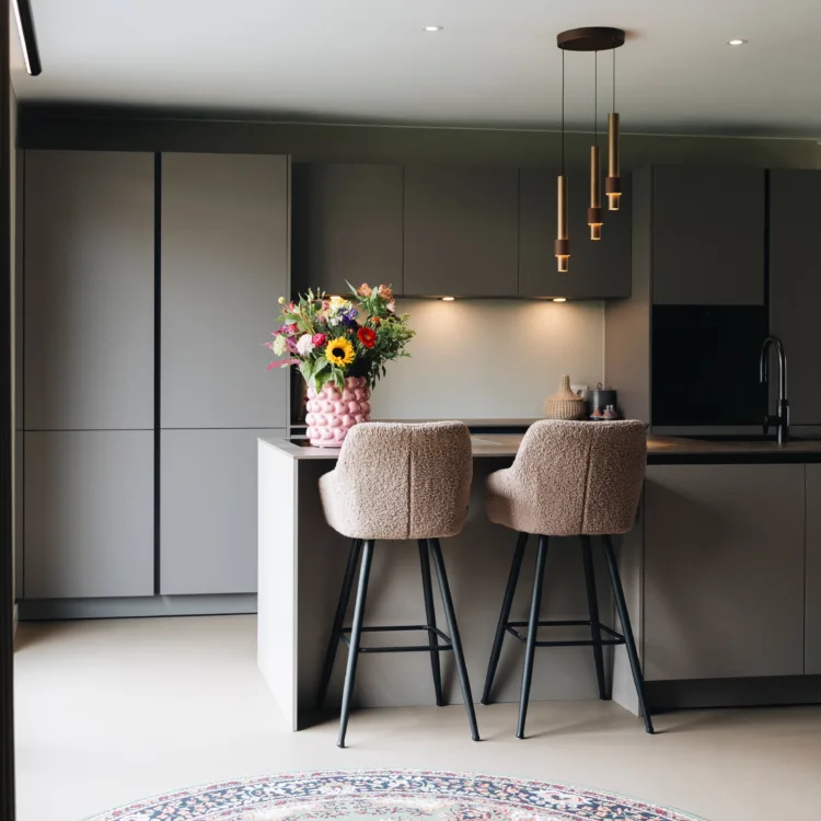 keuken met gietvloer van Aanhuis.nl