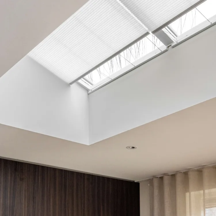 lichtstraat met lichte dupli-gordijnen