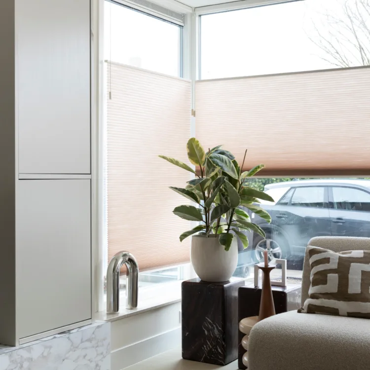 woonkamer met lichte dupli-gordijnen