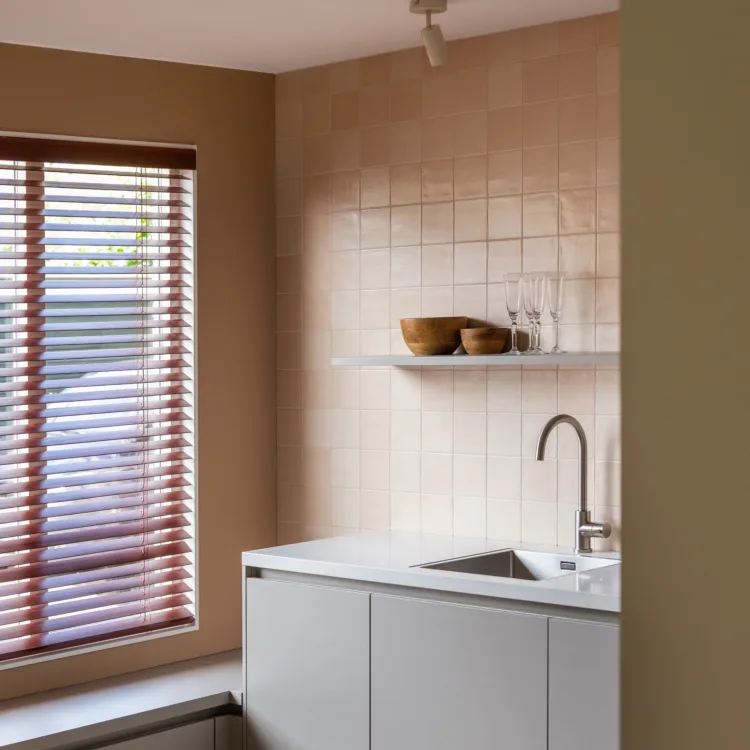 Lichte en frisse keuken die praktisch en prachtig tegelijk oogt.