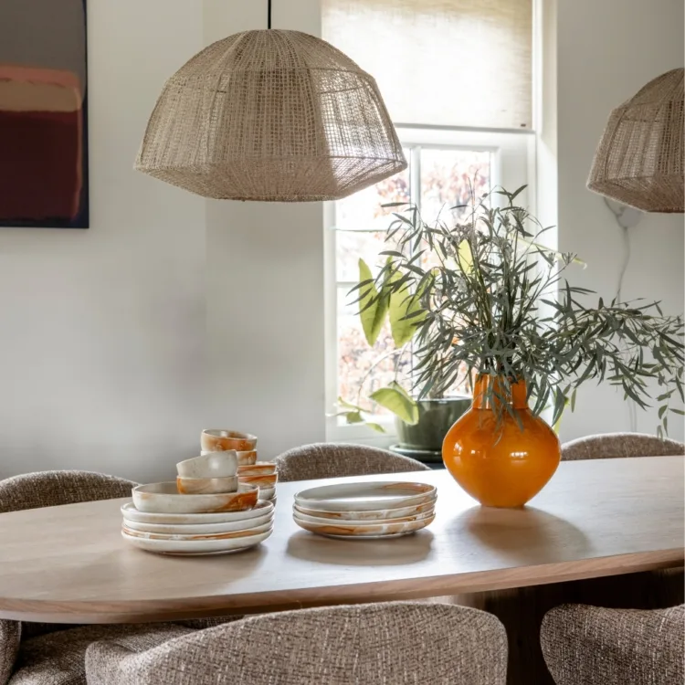 Basic naturel eetkamer met beige rolgordijnen