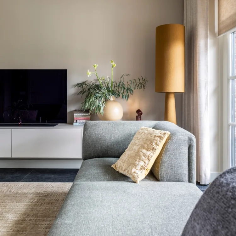 Basic naturel woonkamer met beige wavegordijnen en rolgordijnen