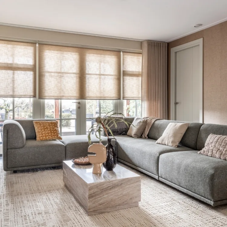 Basic naturel woonkamer met beige rolgordijnen en wavegordijnen