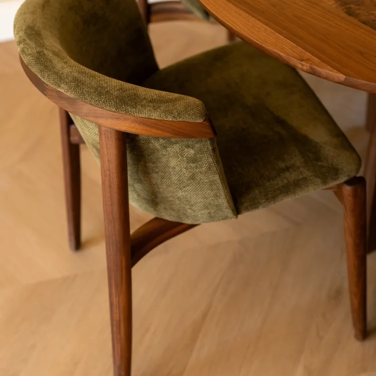 Retro chic keuken met licht eiken hongaarse punt vloer en notenhout meubilair