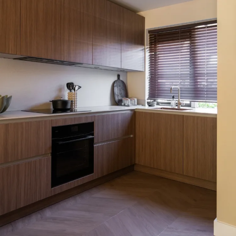 Retro chic keuken met licht eiken hongaarse punt vloer en notenhout meubilair