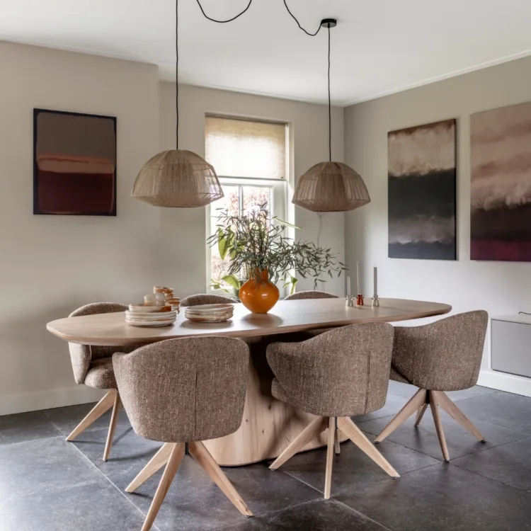 Basic naturel eetkamer met beige rolgordijnen
