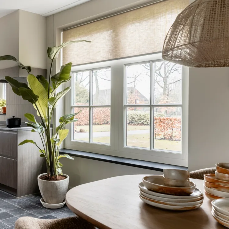Basic naturel eetkamer/keuken met beige rolgordijnen