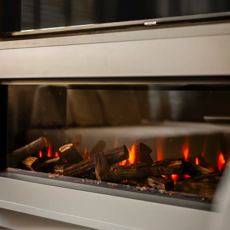 Elektrische haard in grijze cinewall