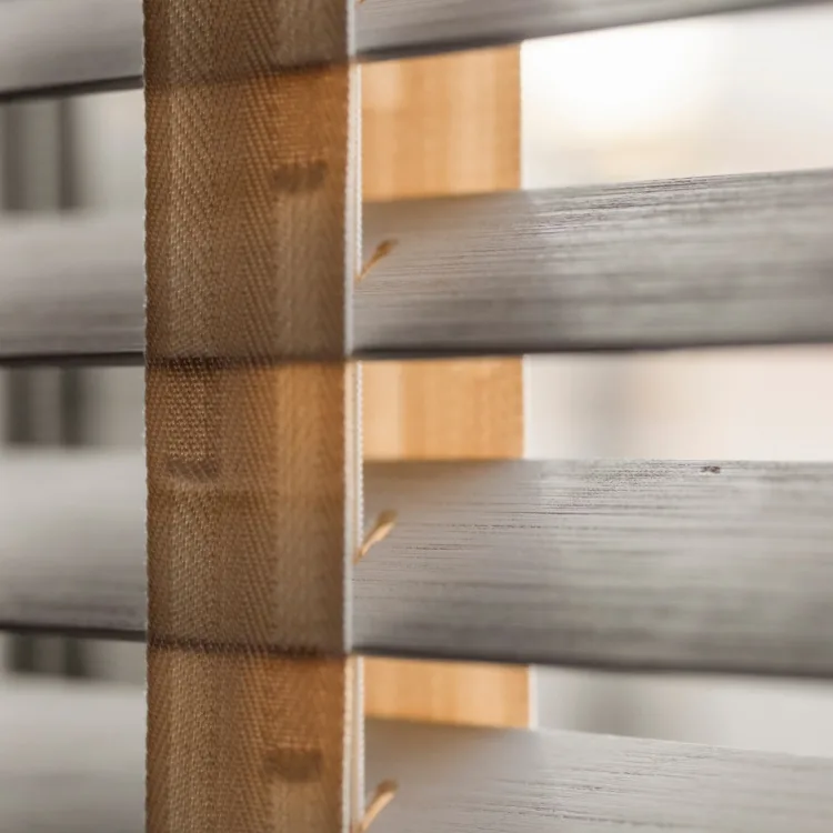 Close-up van houten jaloezieën met brede ladderband