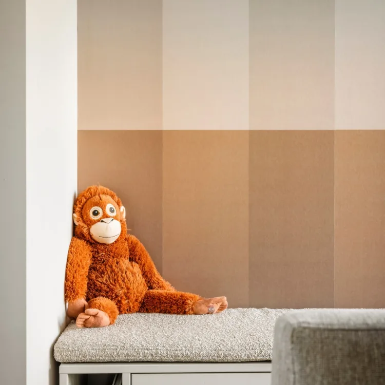 Gestreept behang in bruine tinten met knuffelaapje