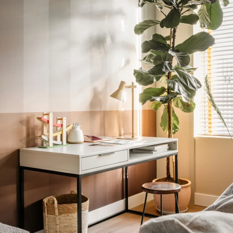 Basic naturel woonkamer met houten lindura vloer, houten jaloezieën en gestreept behang