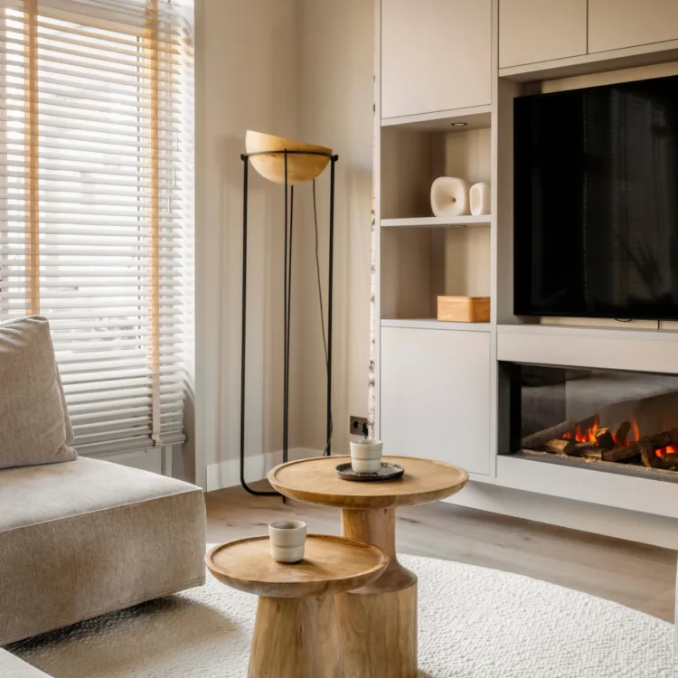 Basic naturel woonkamer met houten lindura vloer, houten jaloezieën en cinewall in grijze look