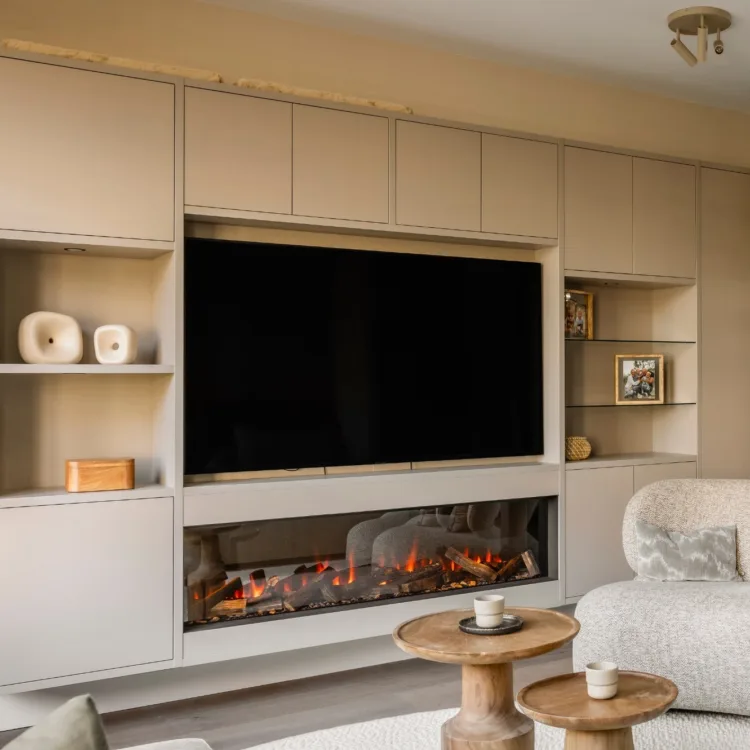 Basic naturel woonkamer met houten lindura vloer en cinewall in grijze look