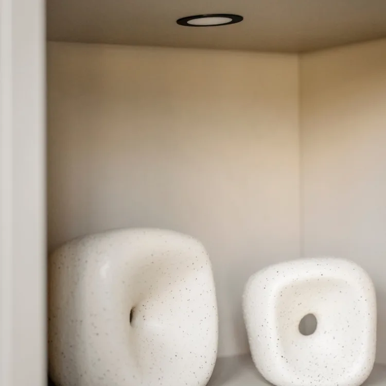 Sfeerfoto van accessoires in grijze cinewall met led lampje