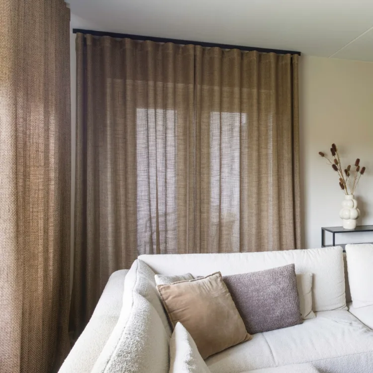 Bruine inbetween gordijnen bij grijze hoekbank