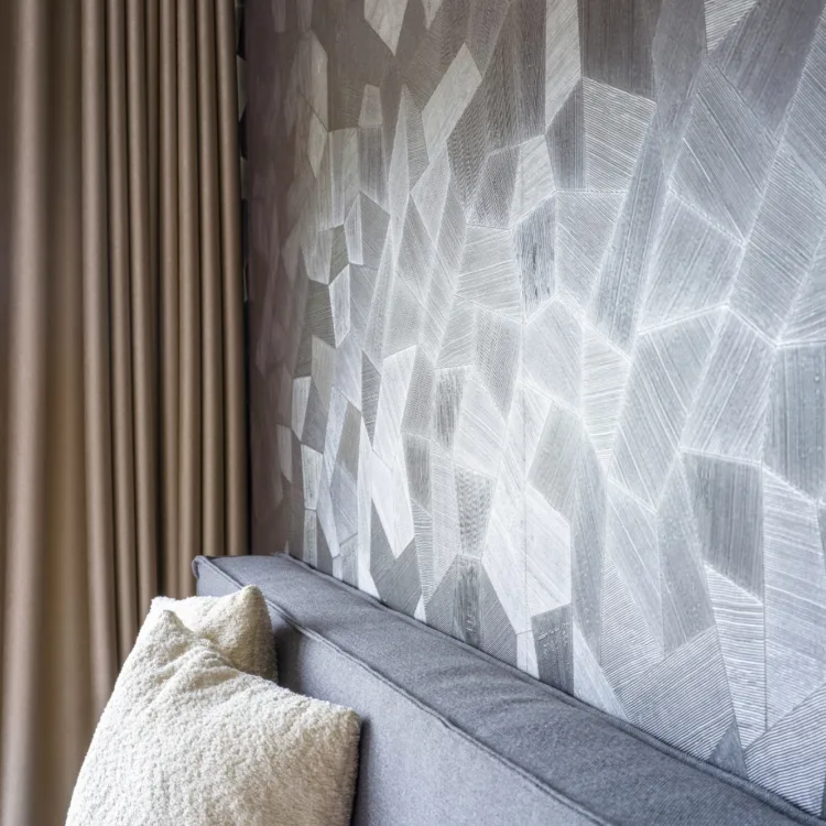 Bruine overgordijnen met grijs behang in slaapkamer