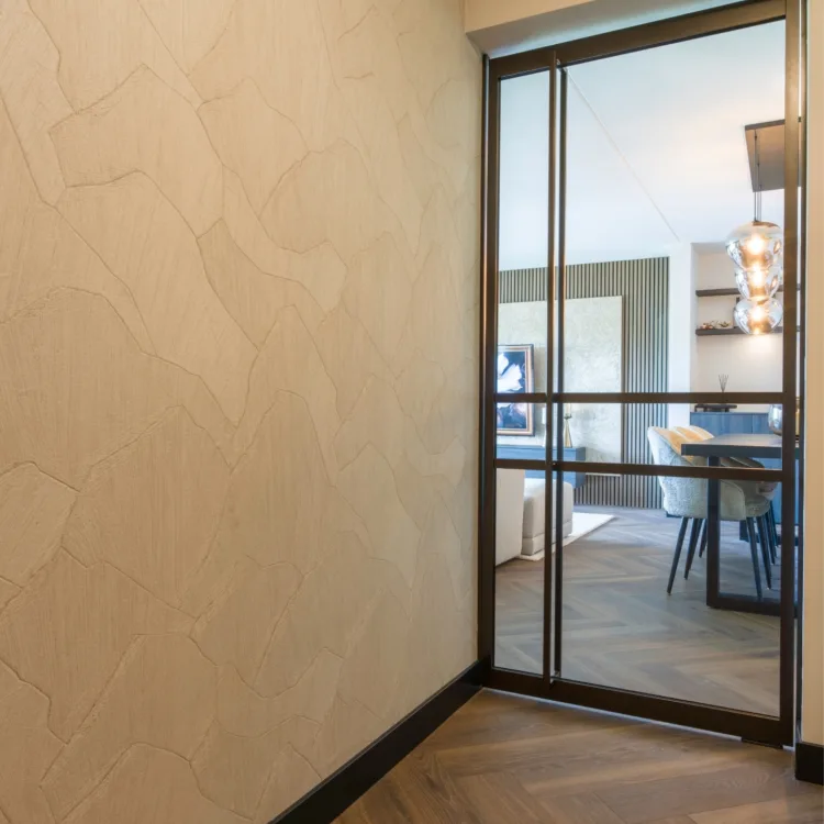 Hal met bronze stalen deuren, subtiel beige behang en donker eiken visgraat pvc-vloer