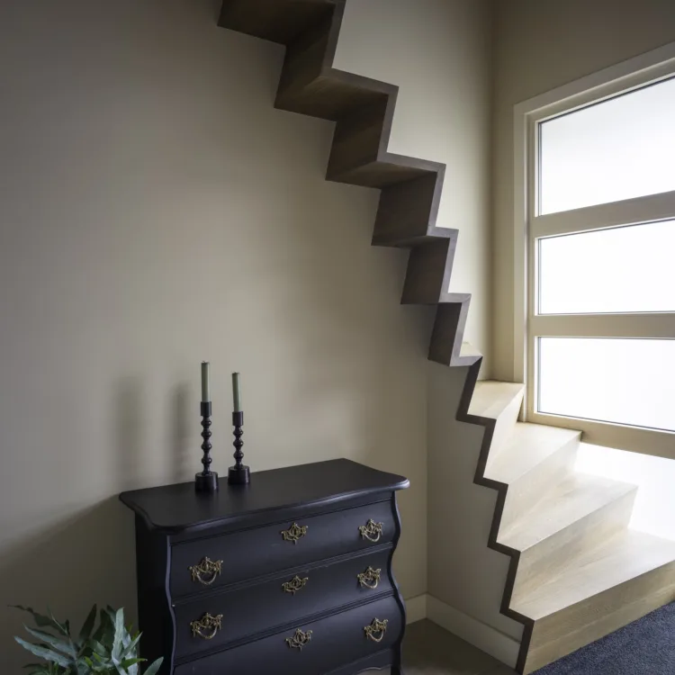 Detail open z-trap van hout, bekeken vanuit de onderkant