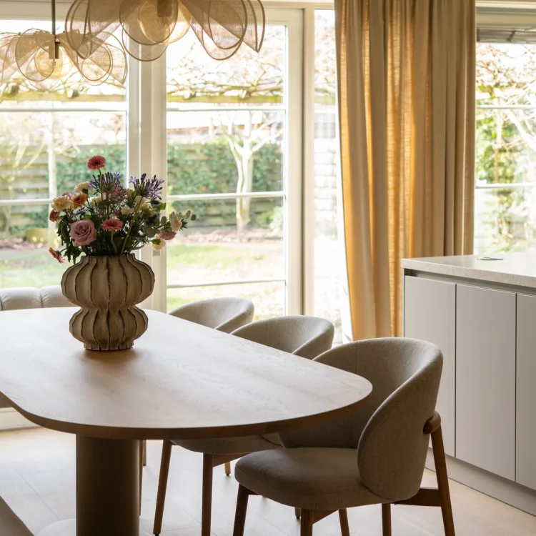 Interieurcombinatie van vloeren, gordijnen en kleuren die samen een harmonieuze en stijlvolle woonruimte vormen.