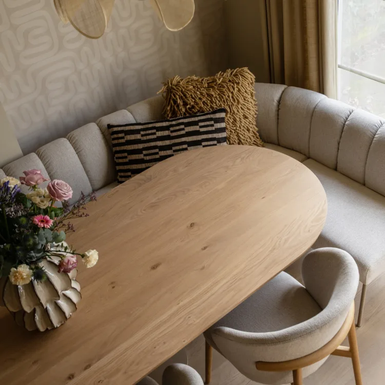 Gezellige eethoek met comfortabele eetkamerbank, stijlvolle stoelen en mooie materialen zoals hout en zachte stoffen; warm, uitnodigend en perfect voor samen eten en ontspannen..