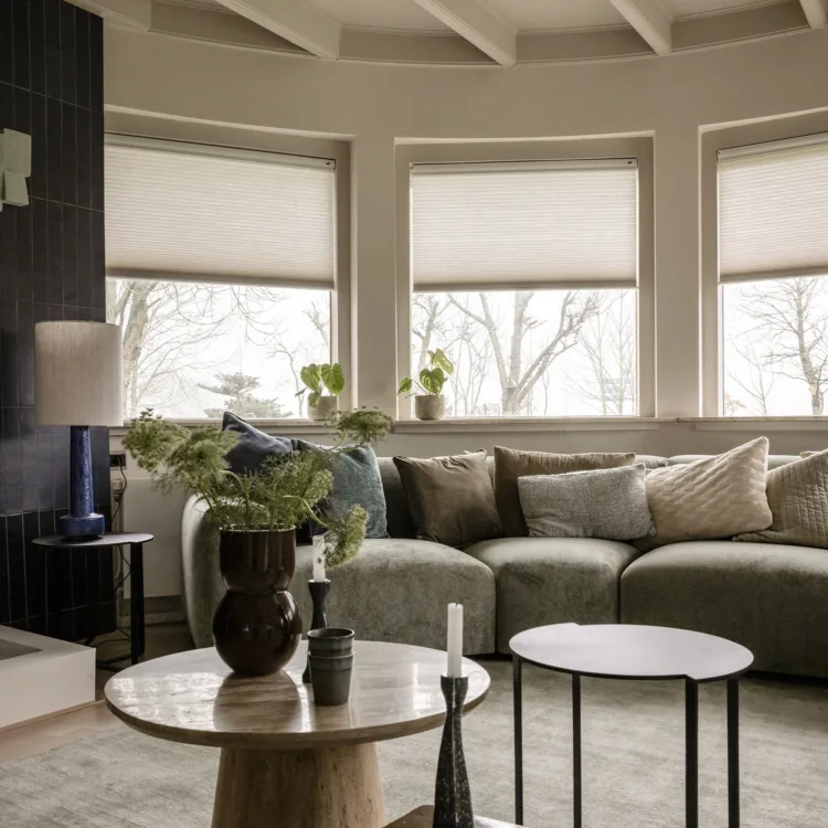 Gezellige zithoek rond de speksteenkachel met een frisse, moderne uitstraling.