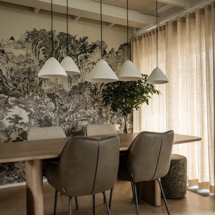 Lichte eethoek met bijzonder behang en stijlvolle wavegordijnen voor een gezellige sfeer.